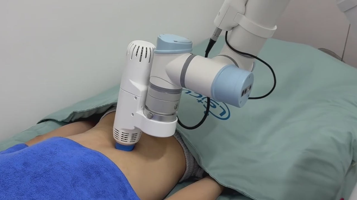 Robotyczne ramię z głowicą nad stanowiskiem masażu